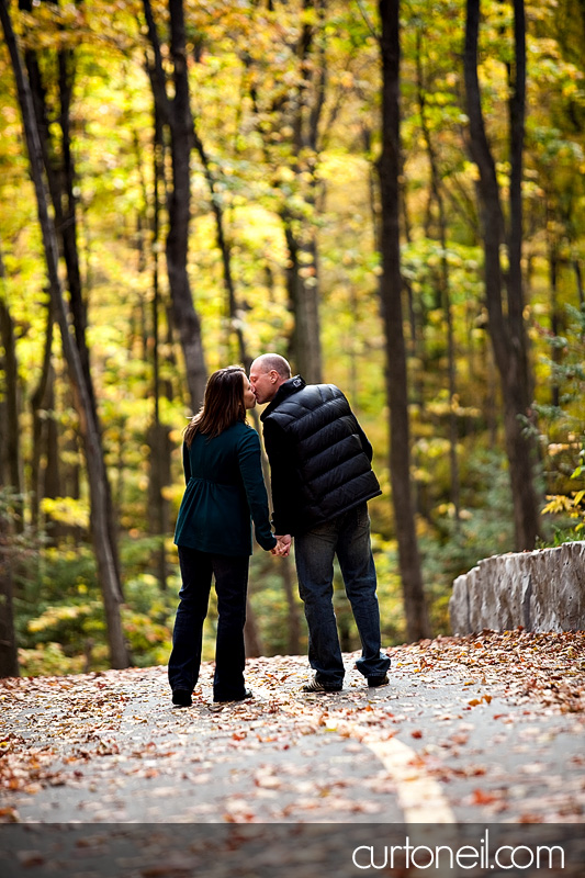 Engagement Shoot - kiss on the pathway
